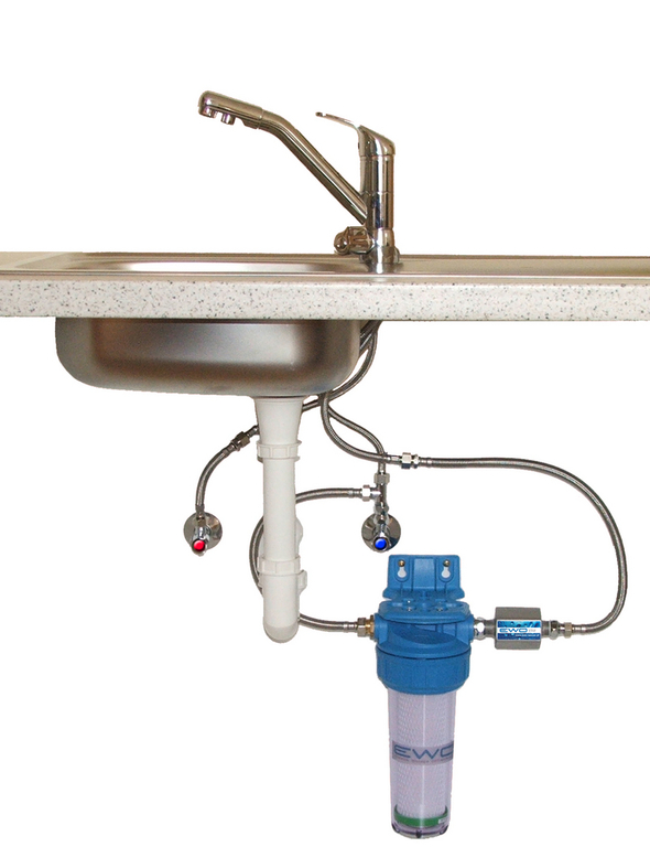 Filtrer l'eau du robinet enlever l'odeur du chlore et les pesticides.  Potabiliser l'eau